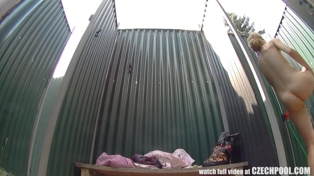 Телочка моется в летнем душе - #2