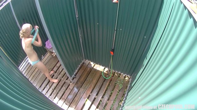 Телочка моется в летнем душе - #8