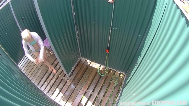 Телочка моется в летнем душе - #9