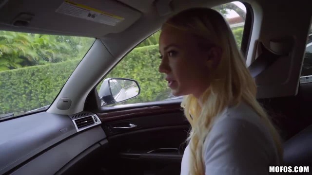 Блондинка дала в киску в машине - #1