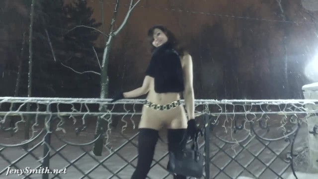 Телка с голой жопой на морозе - #1