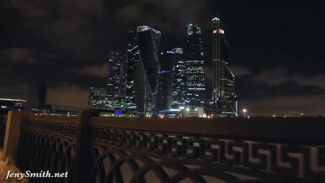 Телка с голой жопой на морозе - #2