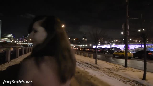 Телка с голой жопой на морозе - #4