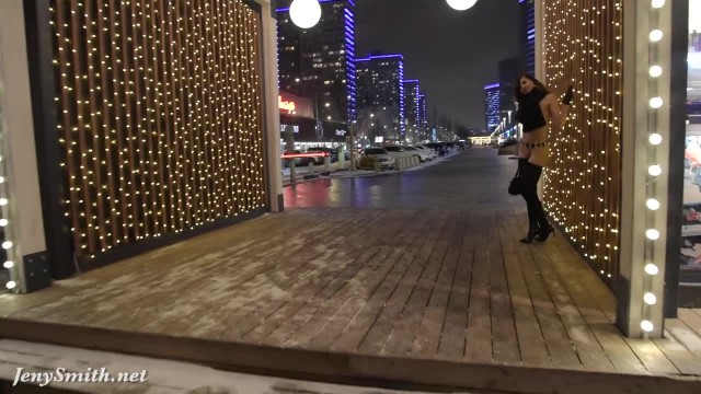 Телка с голой жопой на морозе - #7