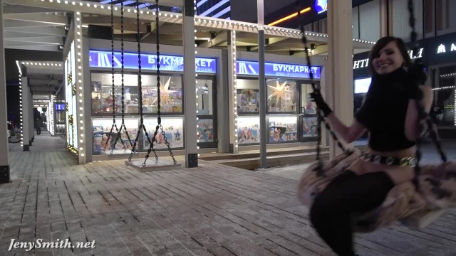 Телка с голой жопой на морозе - #8