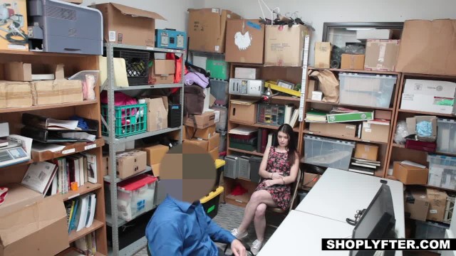 Телочка трахнулась с охранником - #1