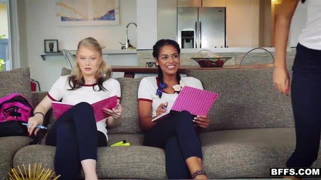 Три студентки пробуют один член - #1